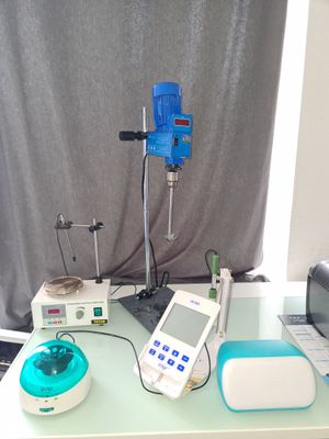 L19 : Lot d'appareils spécialisés comprenant Agitateur sur c…