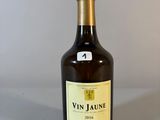 une bouteille de vin posée sur une table