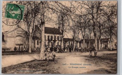 une vieille photo d'un groupe de personnes se tenant devant un bâtiment