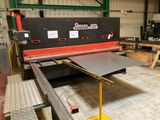 une image représentant une grande machine installée dans un bâtiment