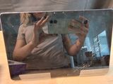 une femme se prenant en photo dans un miroir