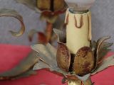 une lampe posée sur un bougeoir, sur une table