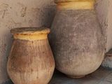 deux vases posés par terre l'un à côté de l'autre