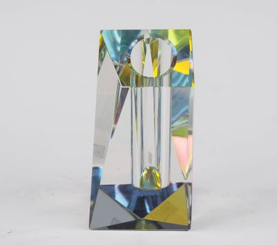 une image représentant un trophée en verre orné d'une horloge