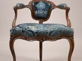 une image représentant une chaise dont l'assise est recouverte d'un tissu bleu