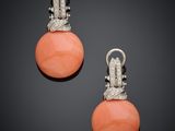 une paire de boucles d'oreilles en corail et diamants