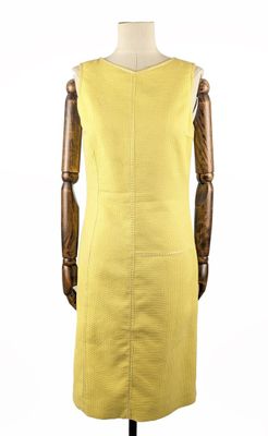 le dos d'une robe jaune sur un mannequin, un mannequin, un mannequin, un mannequin, un mannequin, un mannequin, un mannequin, un mannequin