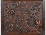 une plaque en bois ornée d'un oiseau et de fleurs