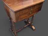 une vieille table en bois surmontée d'un tiroir