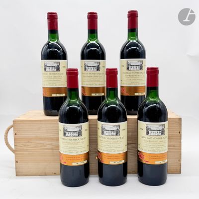 six bouteilles de vin rouge dans un coffret en bois sur fond blanc