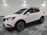 un SUV Buick blanc garé sur un sol à damier dans un garage