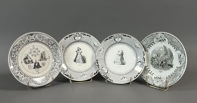 quatre assiettes à motifs différents posées sur une table