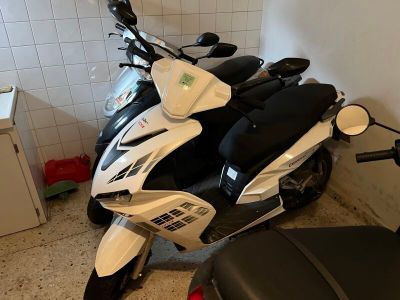 un scooter garé dans un coin de la pièce
