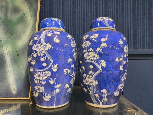 Art d’Asie - paire de pot couvert à décor blanc bleu. H 36 cm