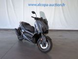 un motocycle garé à l'intérieur d'un bâtiment