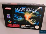 La boîte du jeu « Flashbackback » est représentée sur un fond blanc.