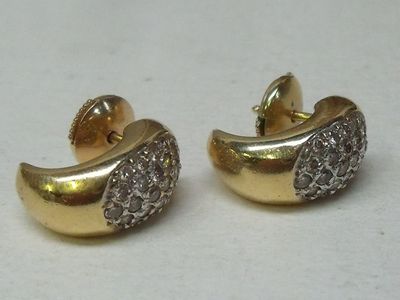 Paire de boucles d'oreilles en or jaune 18K, pavées de diama…