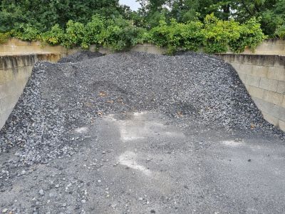 un tas de gravier au bord de la route