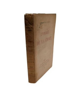 un vieux livre posé sur une surface blanche