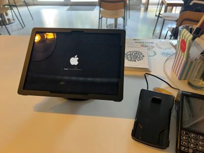 un ordinateur portable et un téléphone mobile posés sur une table