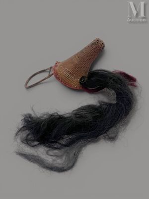 une image représentant une barrette avec une longue mèche de cheveux noirs