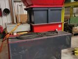 une poubelle rouge posée sur une table