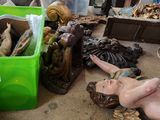un bac vert rempli d'objets divers posé par terre