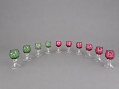 un lot de six verres à pied en verre rose et vert