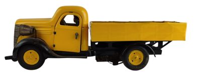 un camion jaune garé sur une surface blanche