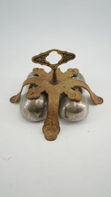 une image d'un objet métallique sur une surface blanche
