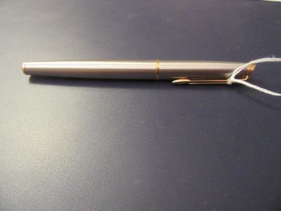 un stylo posé sur une table