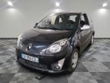 la photo d'une petite voiture noire garée dans un garage