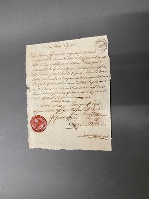 un morceau de papier portant un cachet de cire