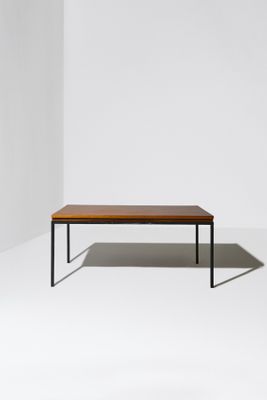 une image représentant une table avec un plateau en bois posée sur une surface blanche