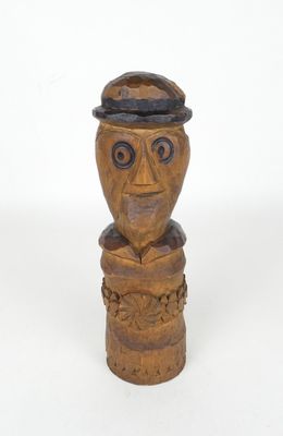figurine en bois sculptée représentant un homme coiffé d'un chapeau