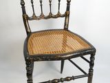 une image représentant une chaise avec un dossier en rotin et une assise en osier