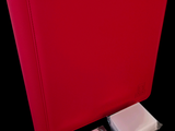 une photo d'un classeur rouge avec un clavier et une souris