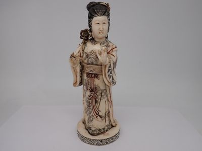 Femme à la fleur, en placage d'os, H 18 cm (petits accidents à la fleu - Photo 1