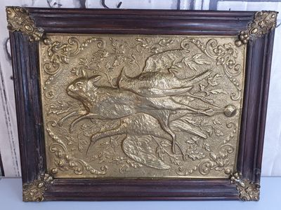 Cadre en bois avec plaque en laiton estampé 'Trophées de cha…