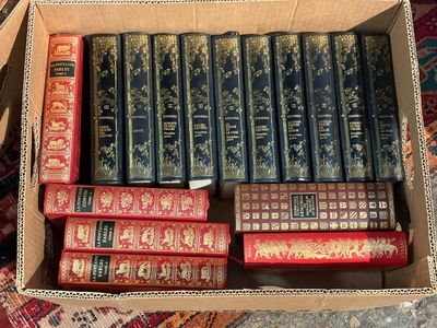 beaucoup de livres dans une boîte posée sur le sol
