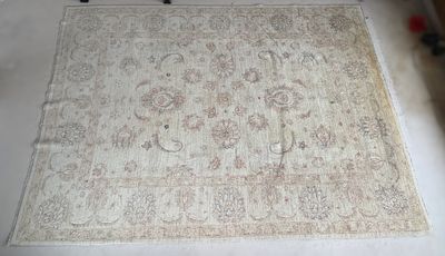 Tapis d'Orient de style Agra à fond beige à décor de fleurs,…