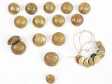 quelques pièces d'or et une ficelle sur un fond blanc