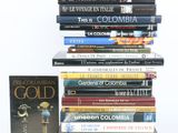 plusieurs livres sont empilés sur une surface blanche
