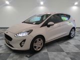 la voiture blanche est garée sur un sol en damier dans le garage