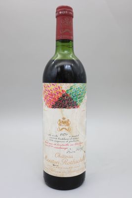 une bouteille de vin rouge posée sur une table blanche