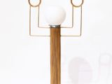 une paire de lampes de table en laiton et en verre sur fond blanc