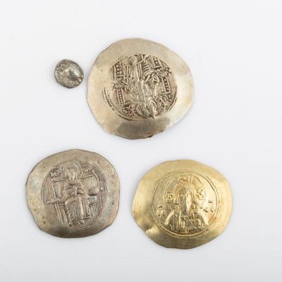 trois pièces d'argent et d'or, dont l'une représente un homme et une femme
