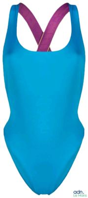 le dos d'un maillot de bain bleu à bretelles violettes sur fond blanc