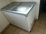 un petit congélateur qui se trouve dans un coin de la pièce