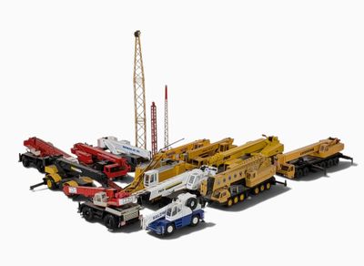 un ensemble de camions miniatures et une grue sur fond blanc